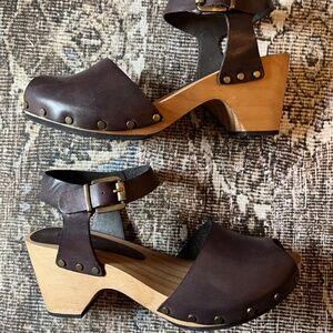 NWOT Chocoloate brown Lisa b peep toe clogs